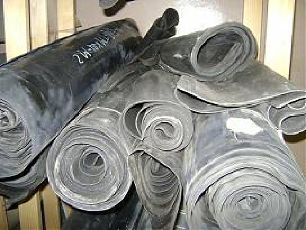 Маслобензостойкая вакуумная резина в рулонах. Толщина 4 мм.